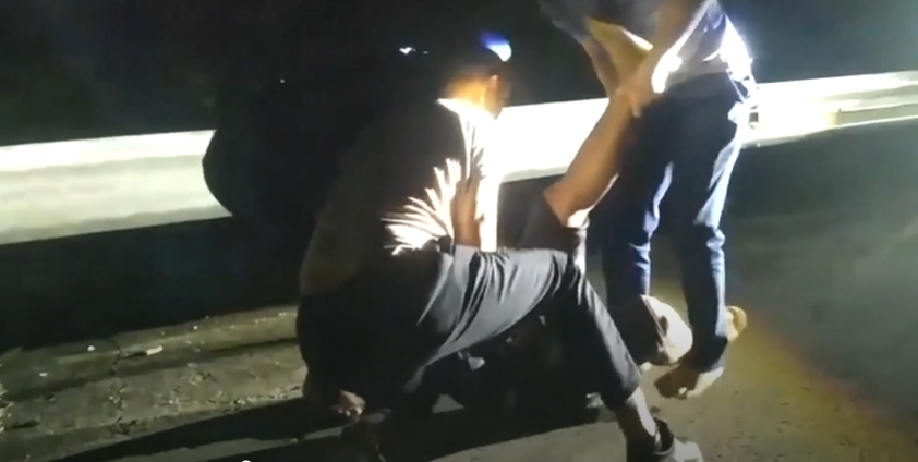 Video: Cảnh sát nổ súng áp chế, tóm gọn kẻ mang 5kg ma túy